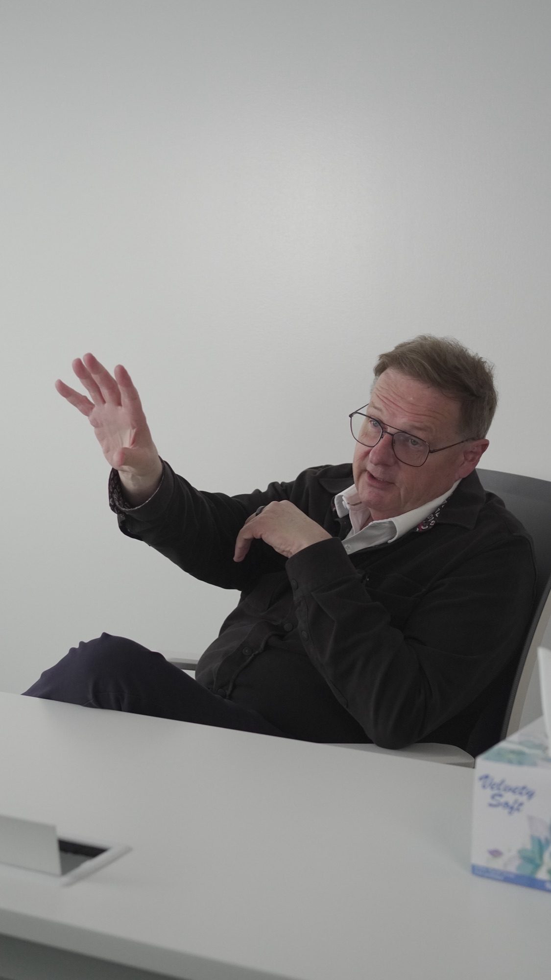 Peter Holtz explaining a point in a client conversation